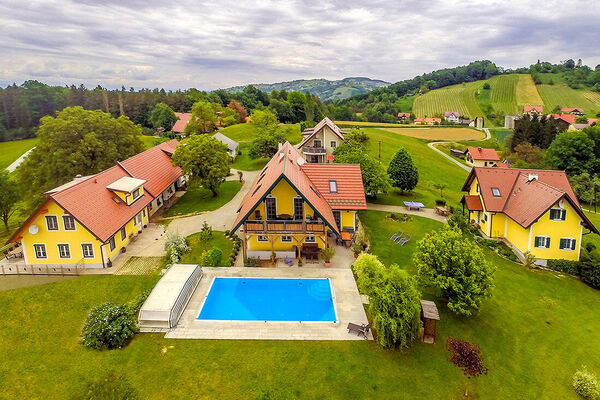 Luftaufnahme vom Ofenmacherhof mit Pool