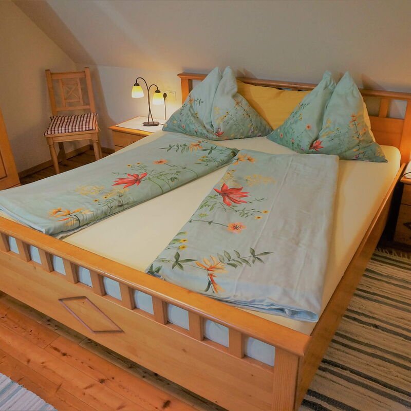 Schlafzimmer der Ferienwohnung Sunn-Seitn auf dem Ofenmacherhof