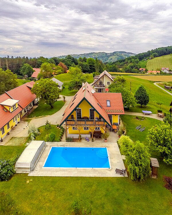 Luftaufnahme vom Ofenmacherhof mit Pool